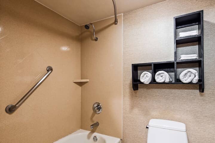 Room 9 of 16